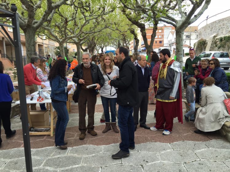 El escritor Carlos Reviejo rodeado de escritores abulenses