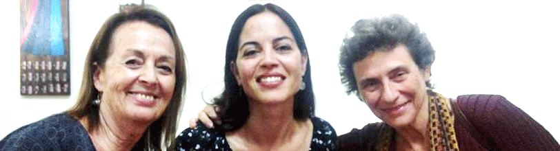 Sahida Hamido, en el centro, junto a Con Àngels Grases (Fundadora de la Llibrería Pròleg) y Montserrat Vilà (Presidenta de la Plataforma unitaria contra las violencias de género) a término de la presentación de "Diario de una mujer de aire" en Pròleg. 