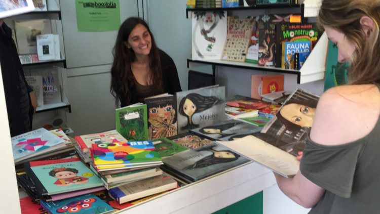 Isabel Ruiz firmando el primer día en la caseta de Librería Artimaña.