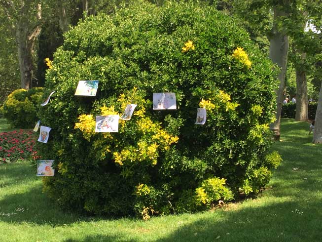 Ilustraciones de "Mis dos nidos" frente a la caseta de Librería Artimaña en la Feria