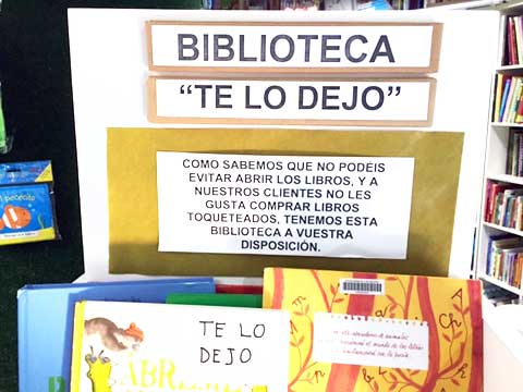  Rincón de la librería Kirikú y la Bruja destinado a que los niños revisen los libros