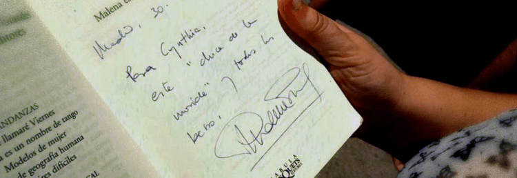 Ejemplar firmado por Almudena Grandes de "Malena tiene nombre de tango"