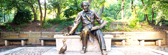 Estatua de Hans Christian Andersen en el Parque Central de Nueva York, como homenaje en el Día del Libro Infantil