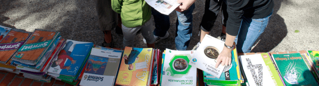Rastrillo de libros de texto en una biblioteca pública