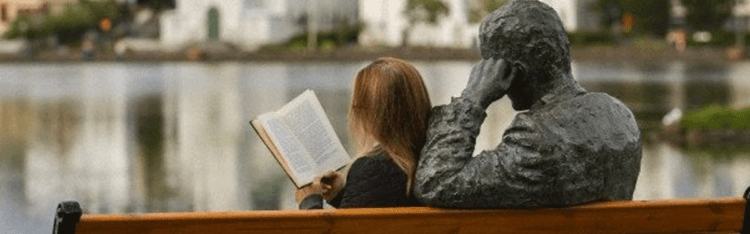 Lectora en el estanque lago Tjörn de la capital islandesa, Reikiavik.